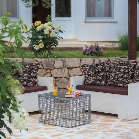 Ferienhaus Mit Privatpool Fur 6 Personen Ca 100 M In Sibenik, Dalmatien Norddalmatien *