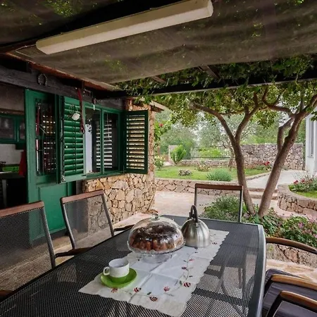 Feriehus Ferienhaus Mit Privatpool Fur 6 Personen Ca 100 M In Sibenik, Dalmatien Norddalmatien